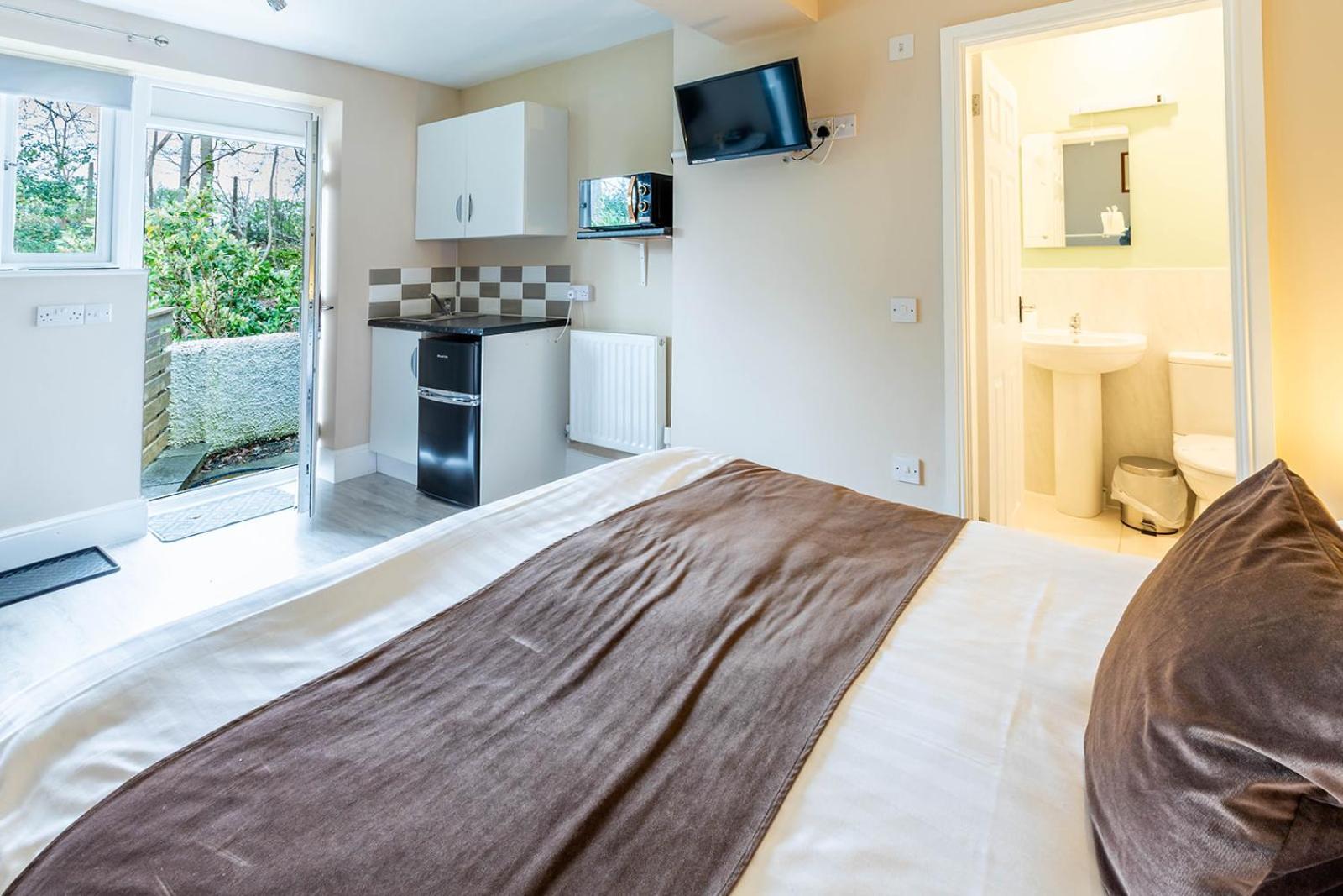 Roger Ground Guest House - With Onsite Car Parking Windermere Εξωτερικό φωτογραφία