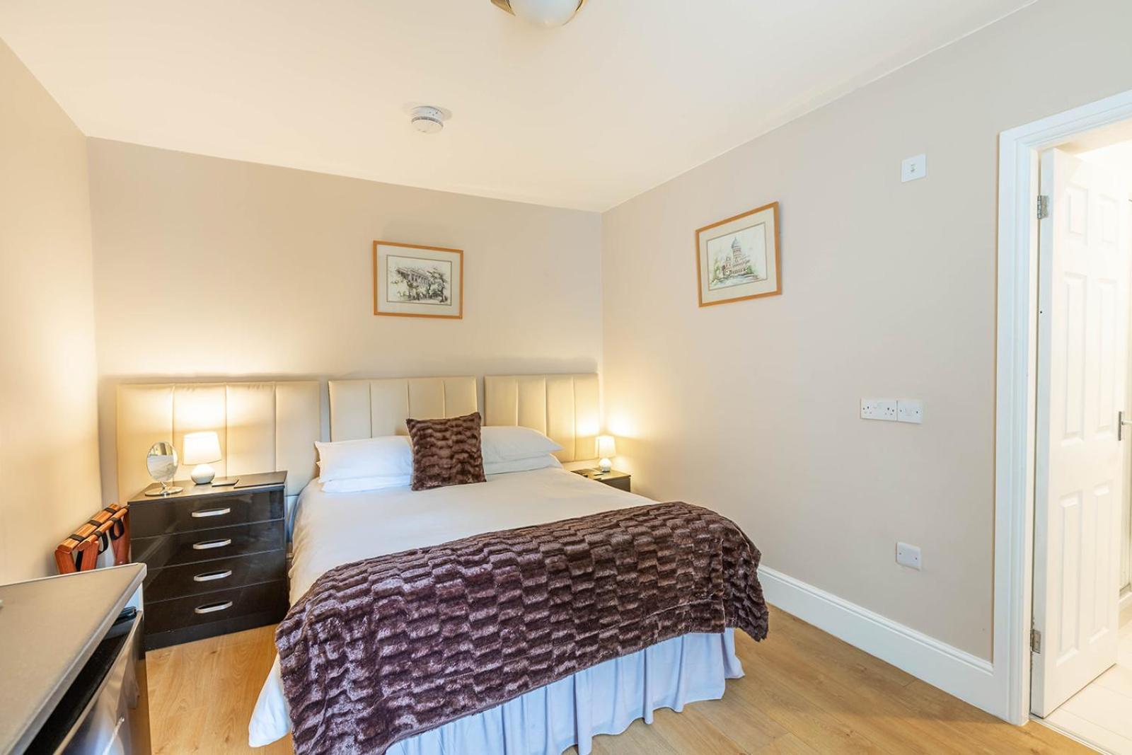 Roger Ground Guest House - With Onsite Car Parking Windermere Εξωτερικό φωτογραφία