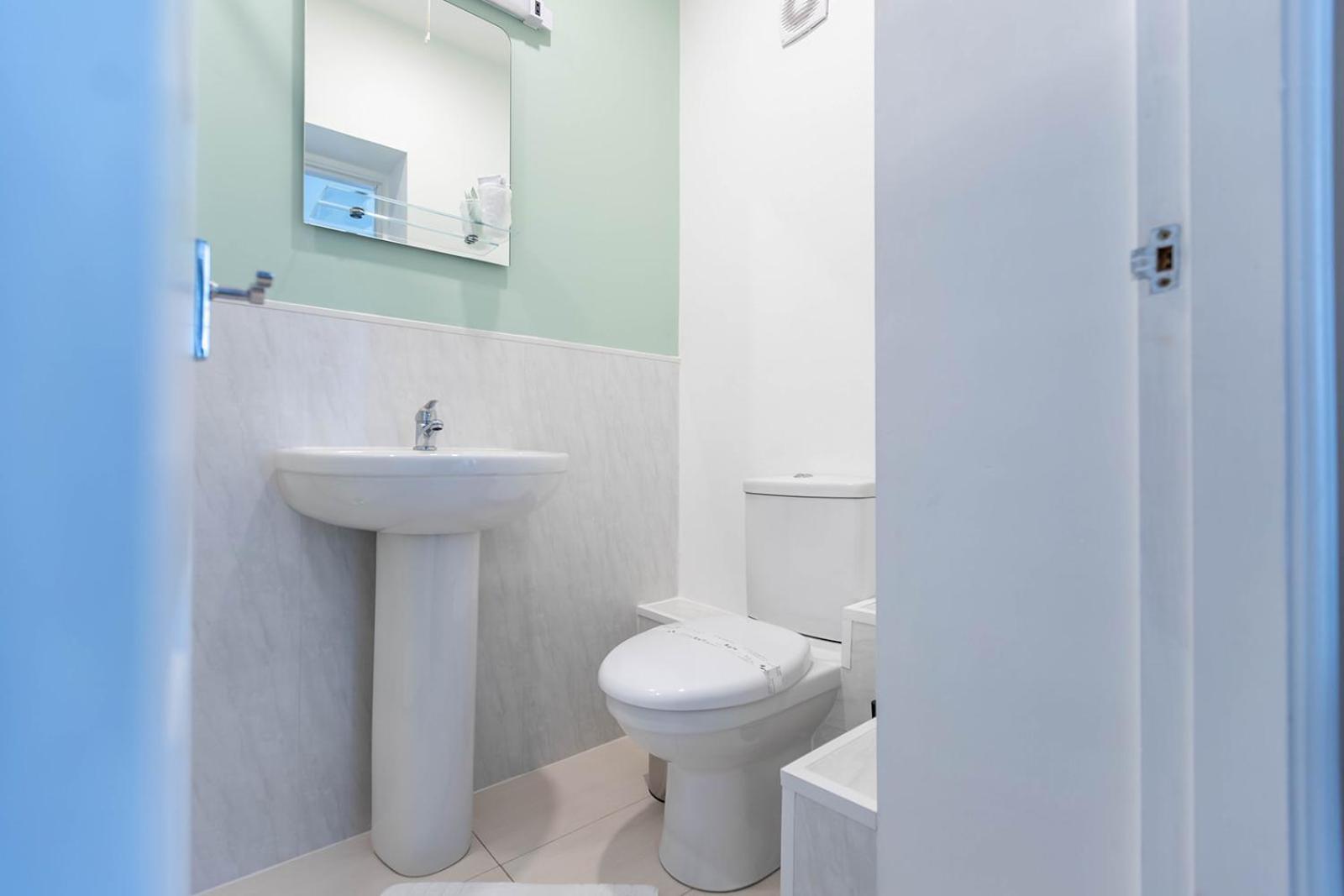 Roger Ground Guest House - With Onsite Car Parking Windermere Εξωτερικό φωτογραφία