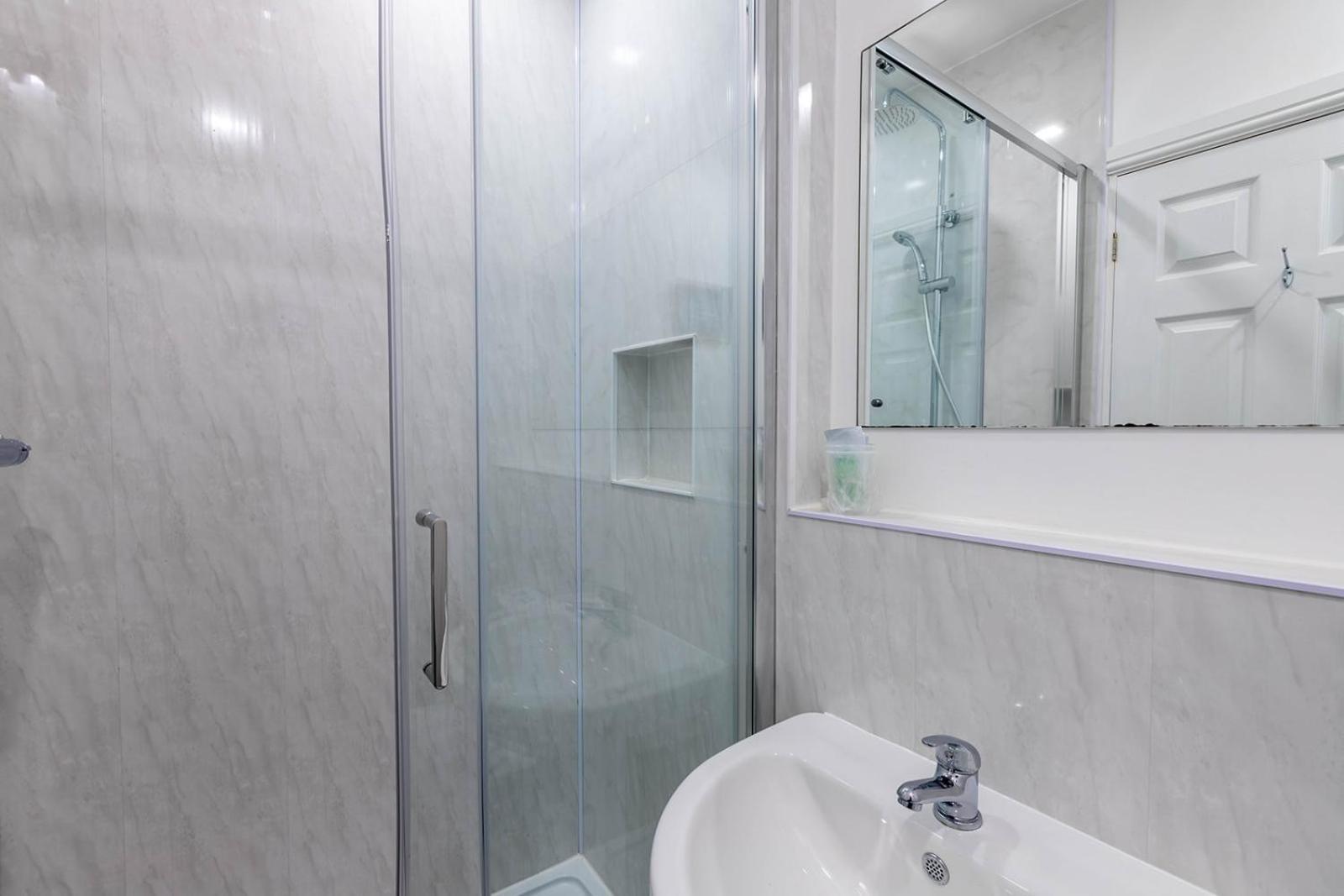 Roger Ground Guest House - With Onsite Car Parking Windermere Εξωτερικό φωτογραφία