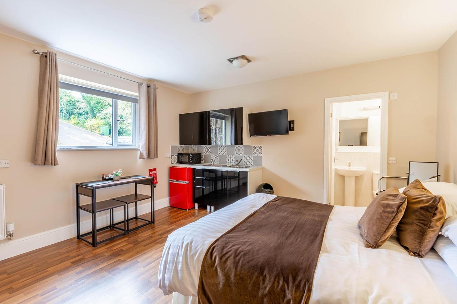 Roger Ground Guest House - With Onsite Car Parking Windermere Εξωτερικό φωτογραφία