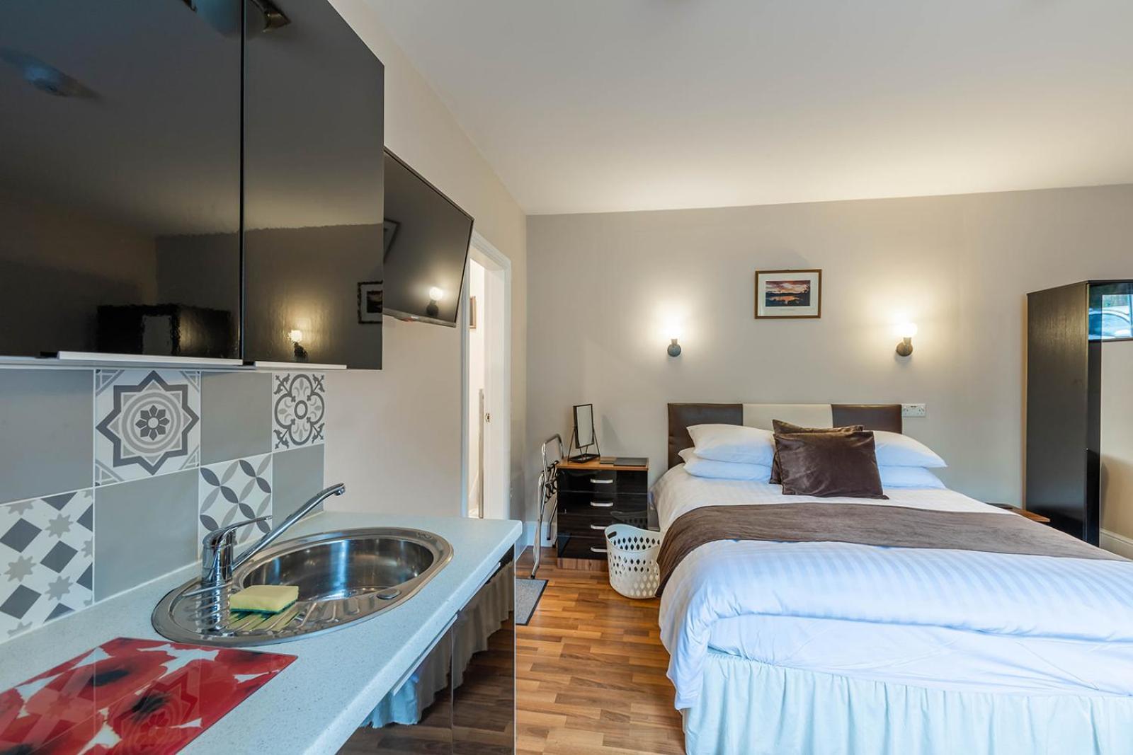Roger Ground Guest House - With Onsite Car Parking Windermere Εξωτερικό φωτογραφία