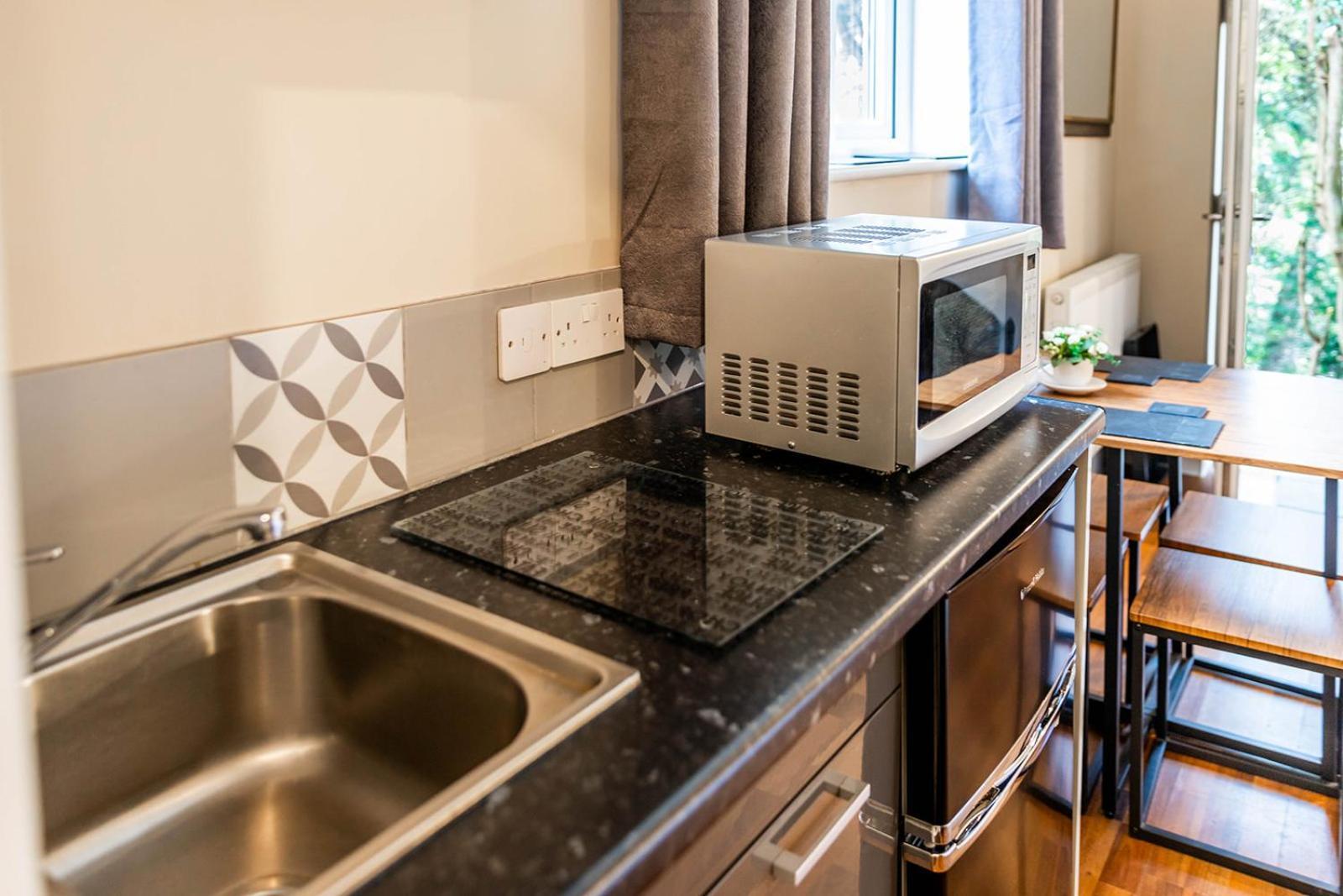 Roger Ground Guest House - With Onsite Car Parking Windermere Εξωτερικό φωτογραφία